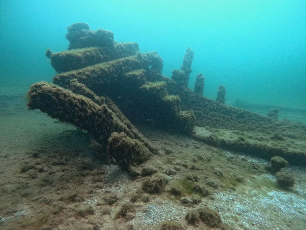 Underwater photo showing a shipwreck on the lake floor